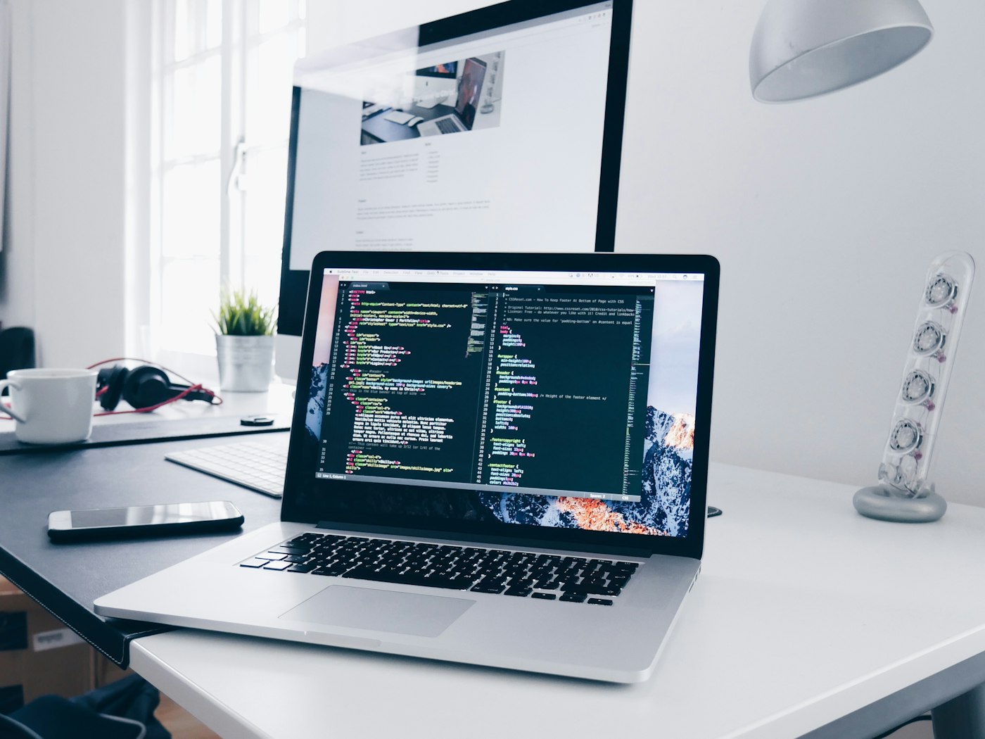 Développeur travaillant sur du code